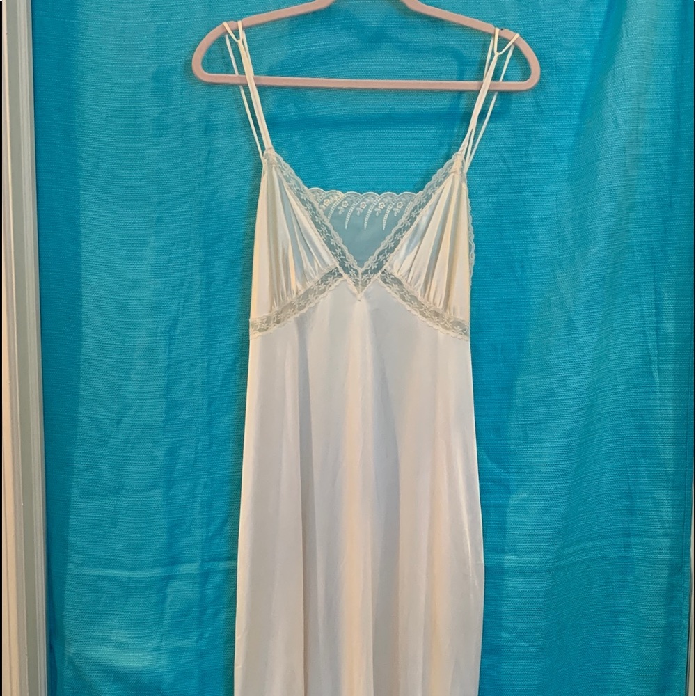 Jolie Two Floor Length Cream w/Lace design on top. Size L,  Bridal, Anniversary
